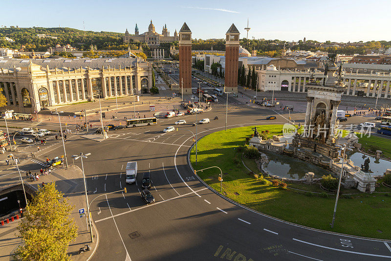 广场d 'Espanya。中央广场毗邻建筑地标，有喷泉表演，购物和一个竞技场。